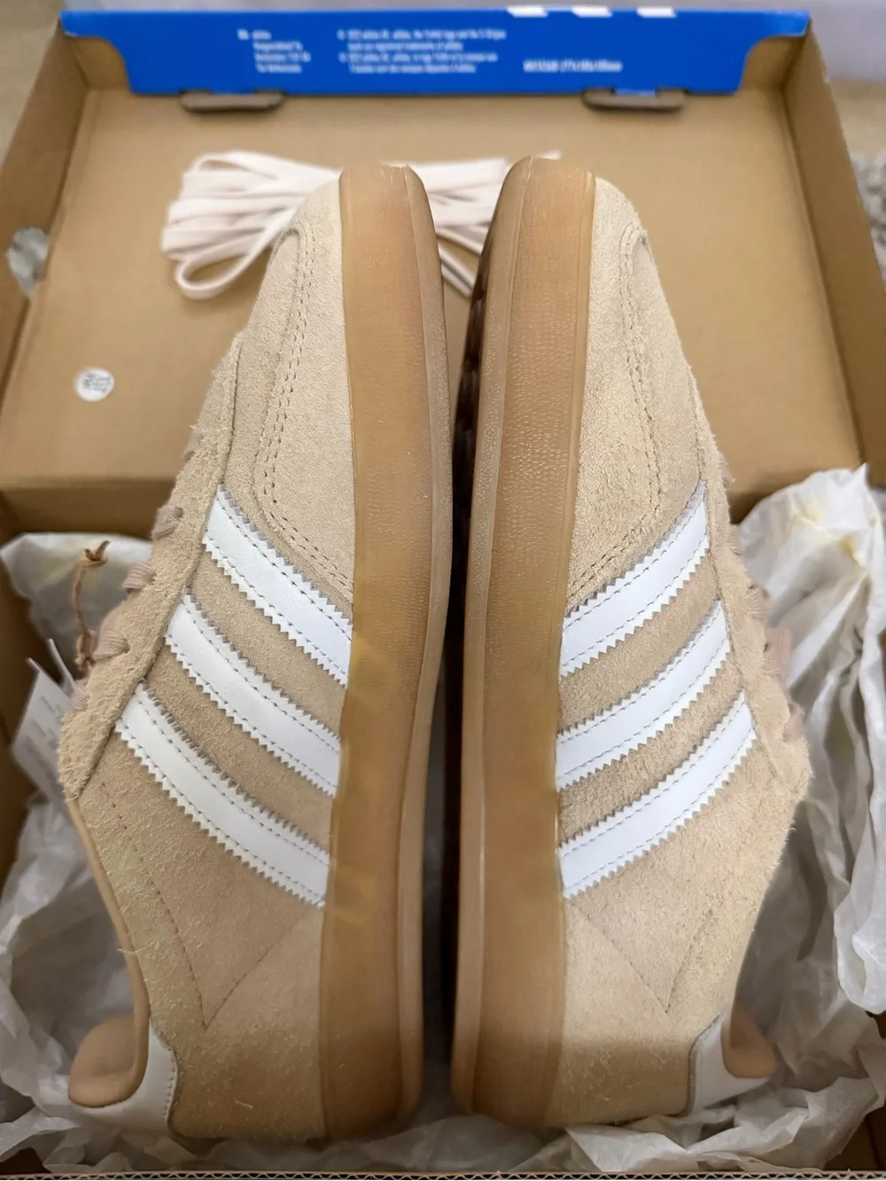 adidas gazelle Beige and White Suede Low-Top Sneakers like new worn only one